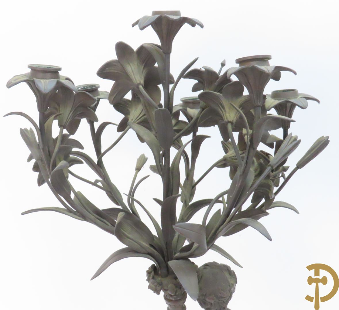 CLODION getekend - Paar elegante bronzen dames met tambour en fruit, geflankeerde door jonge faune, op marmeren klokstel - opgebouwd als garnituur met 2 kandelaars met bronzen kindjes dragende een toorts met bloemen en kaarsen