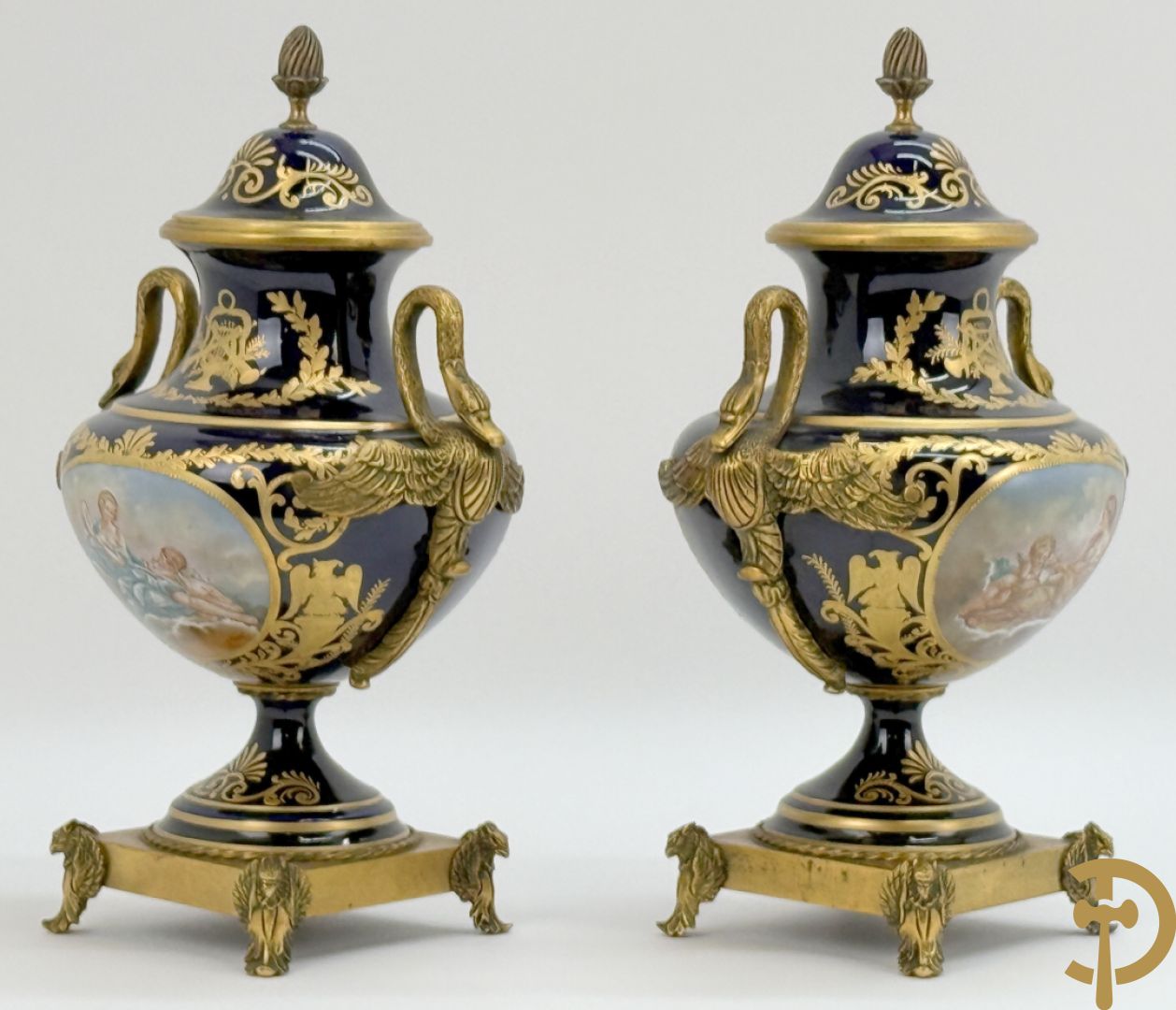 Paar porseleinen Sèvres cassolettes met handbeschilderd romantisch decor op blauwe fond, zijdelings met bronzen zwanen, Chateaux de Sceaux  gemerkt onderaan, Missant J. getekend