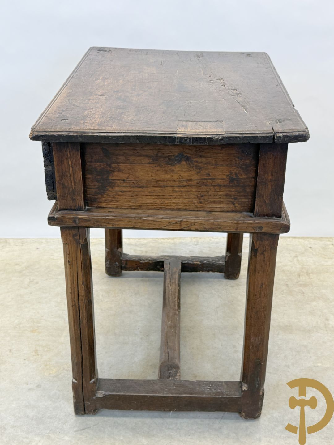 Massief eiken landelijke bijzettafel met lade en smeedijzeren trekker op verjongende poten