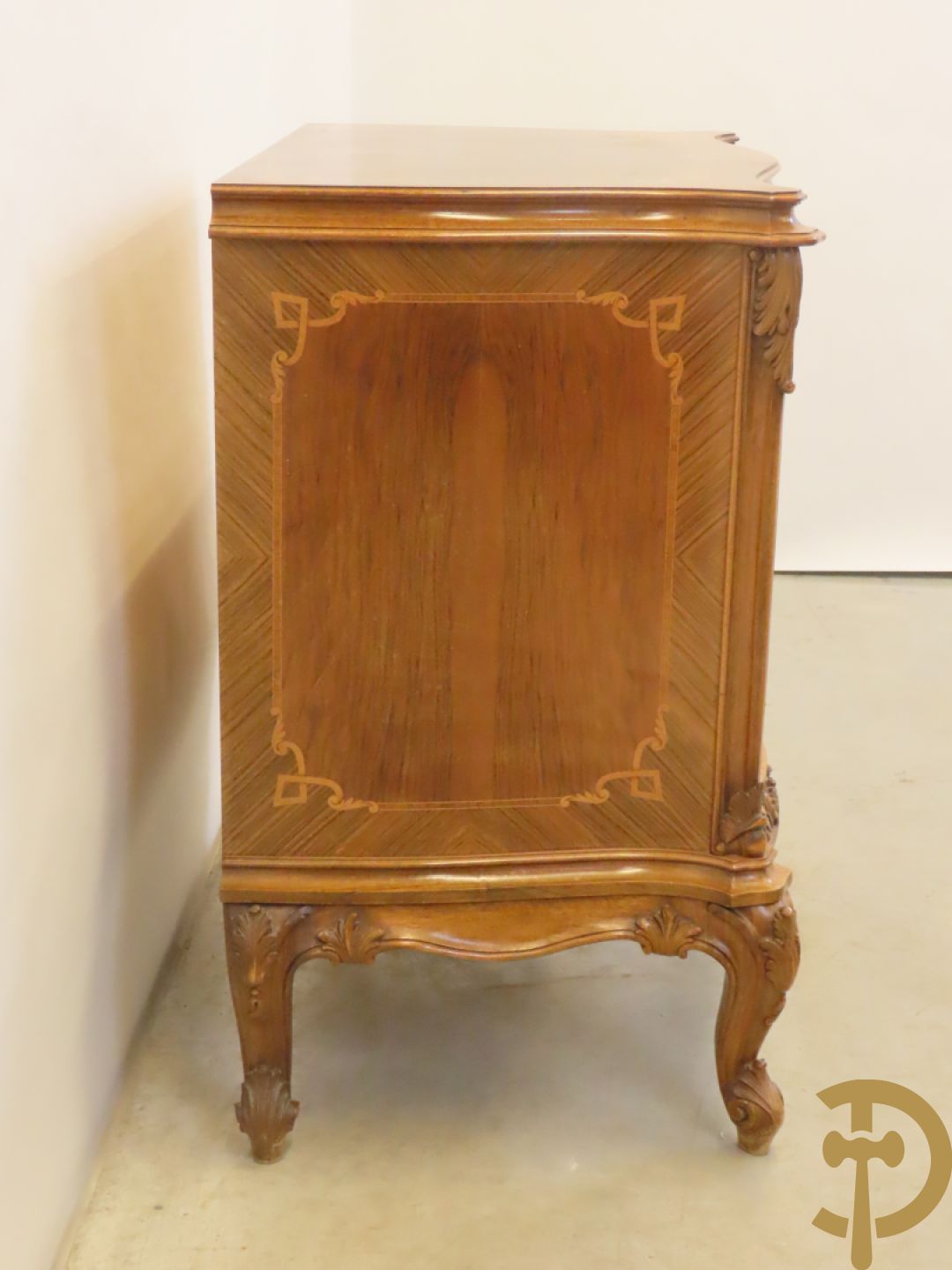 Notelaren vierladen commode met accanthusranken op voluutvormige poten