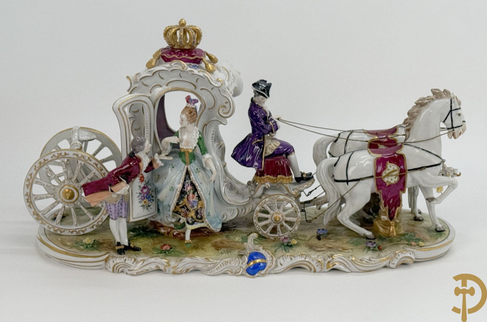 Porseleinen meerkleurige groep met koets, edeldame, lakei, ruiter en 2 paarden