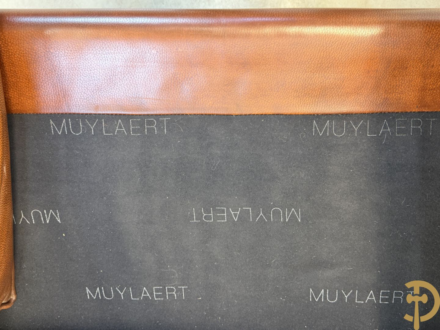 Bruin lederen canapé met kantelbare zijkanten en koperen denappels