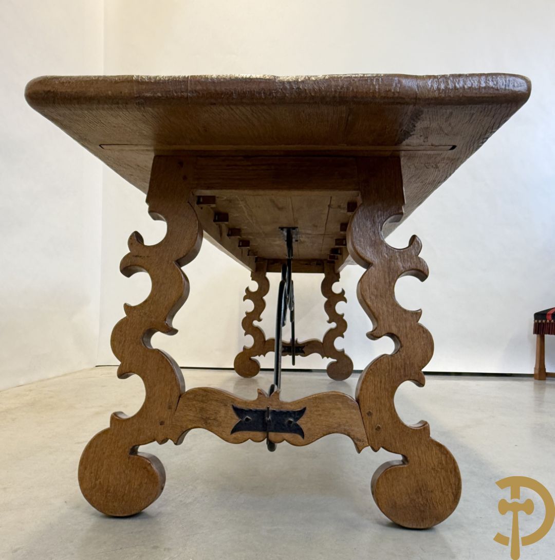 Massief eiken tafel met wangen en smeedijzer verbonden + 6 hoogleunige stoelen + 2 armzetels