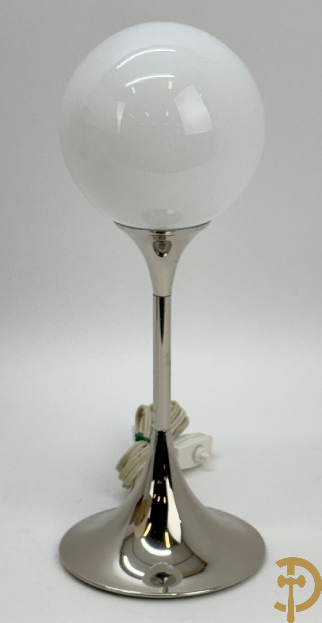 Vintage lamp met witte artisjok motief + vintage lamp met witte bol op chromé voet