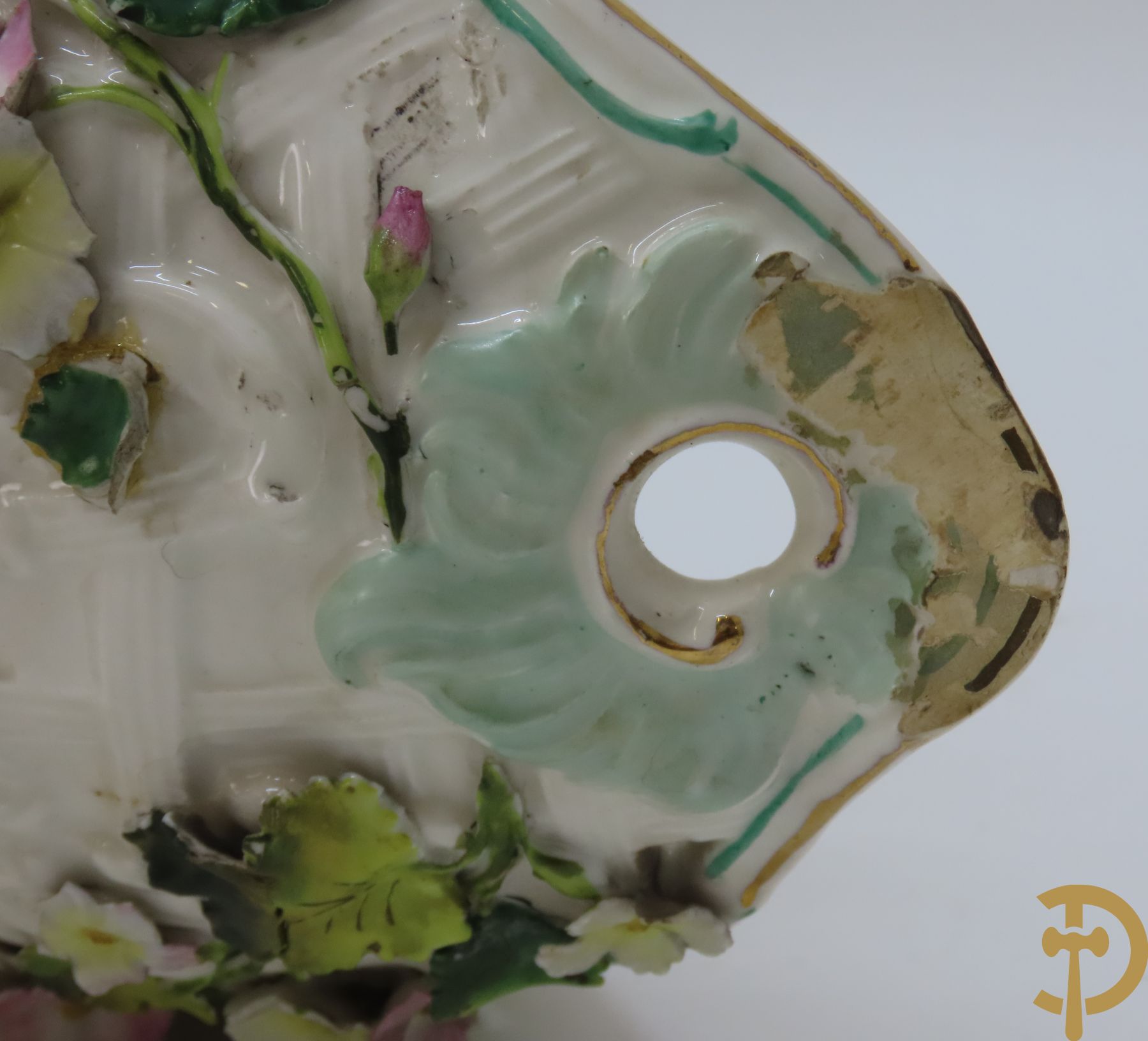 Porseleinen Franse cornetvaas geajoureerd met bloemenmotief, Vieux Paris + Vieux Paris coupe + porseleinen coupe met bloemenmotieven bezet