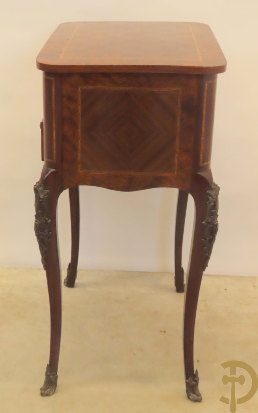 Wortelnotehouten opschikkast met 2 lades, openklapbaar blad met spiegeltje en voluutvormige poten met bronsbeslag