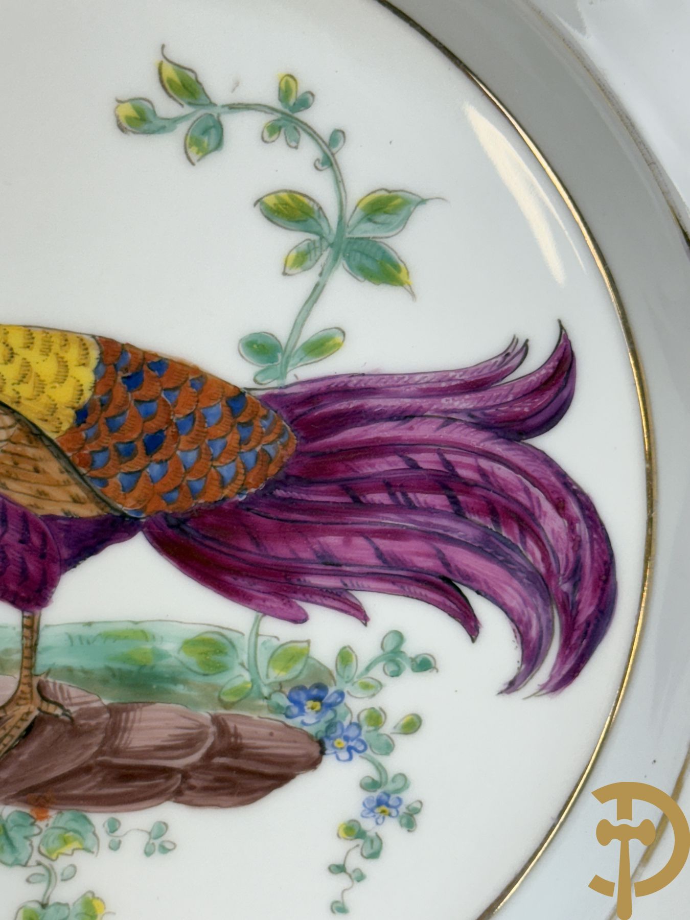 Paar handgekleurde Franse porseleinen borden met vogeldecor, 19e