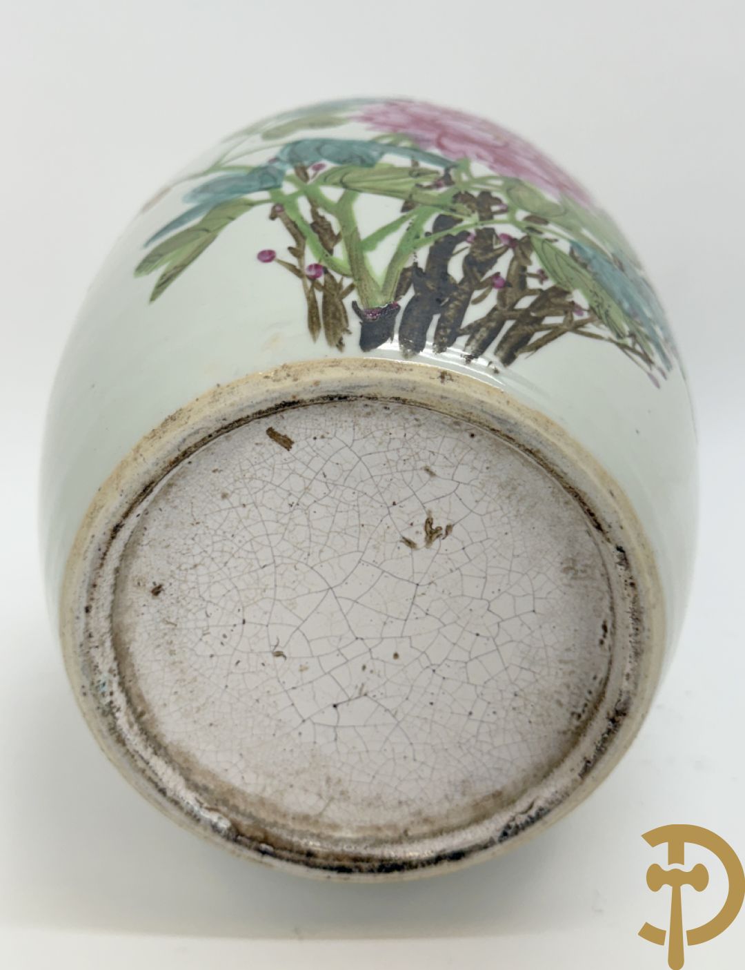 Drie Chinese porseleinen dekselpotiches met vogel- en bloemendecor