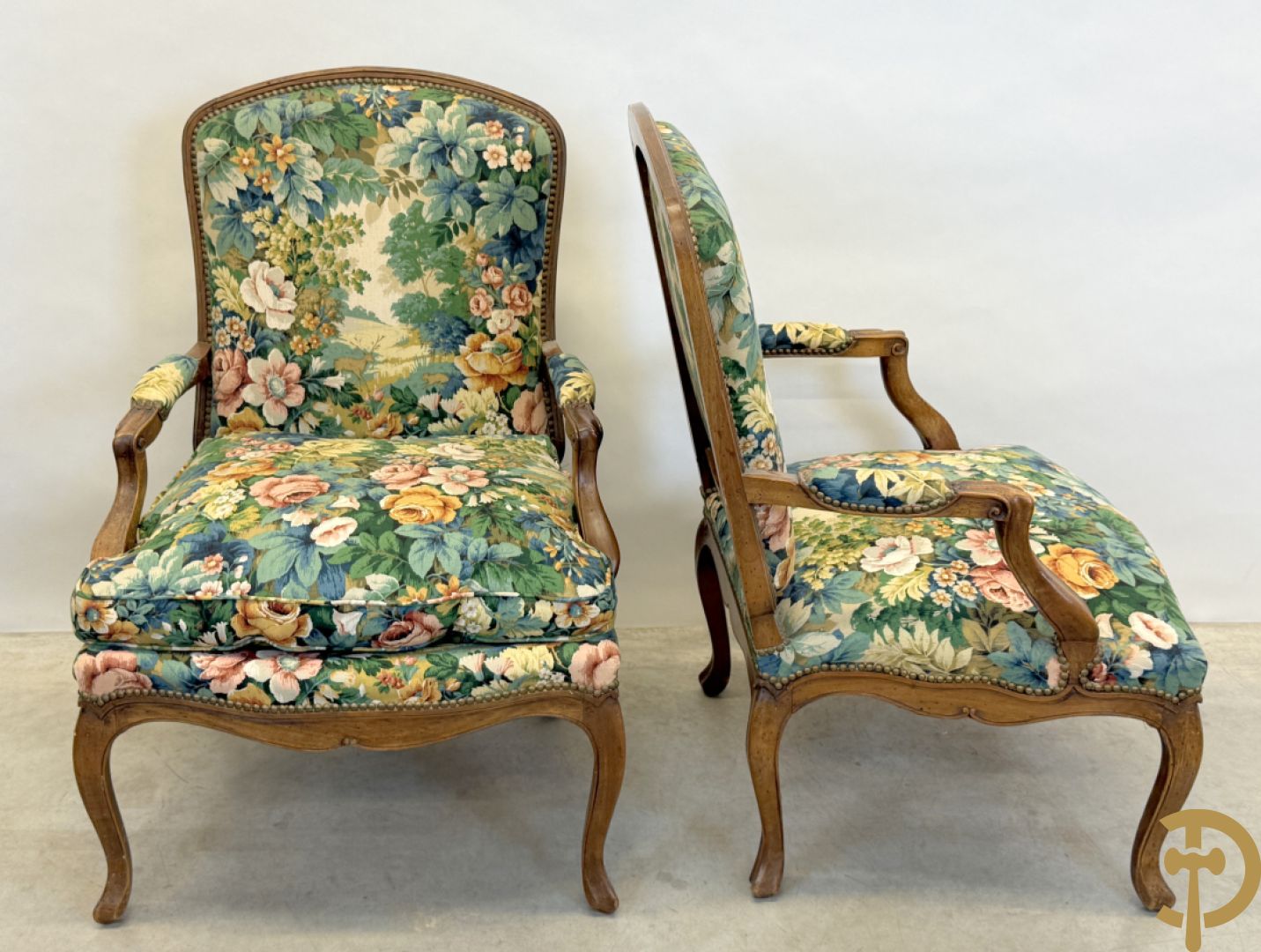 Vier notelaren armzetels bekleed met bloemenstof, met gezwaaide armleuningen op voluutvormige poten + bijhorend voetbankje