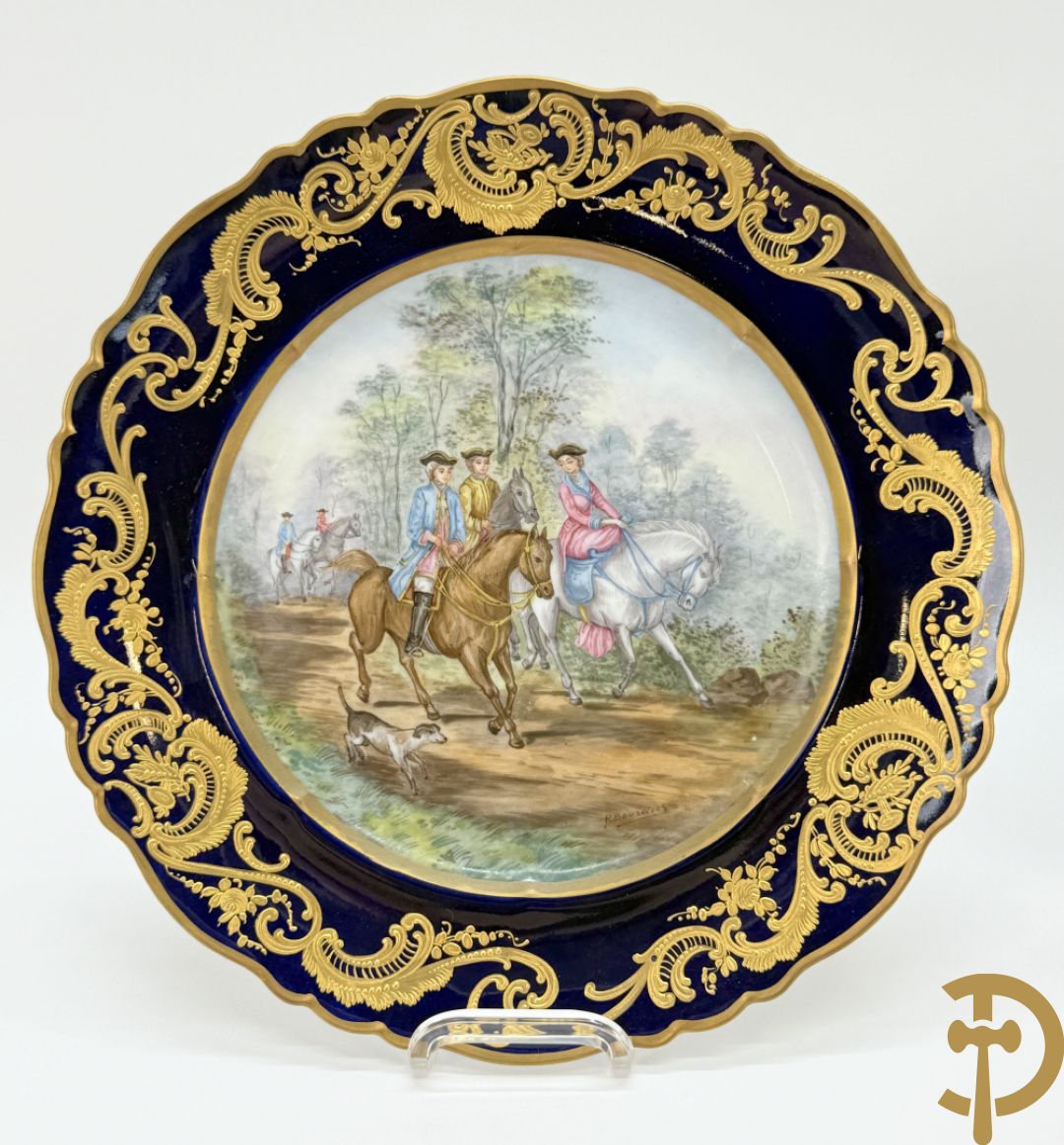 Paar porseleinen borden met ruitertafereel met vergulde omranding, getekend Rivière en Bourdier P., achteraan gemerkt met gekruiste pijlen