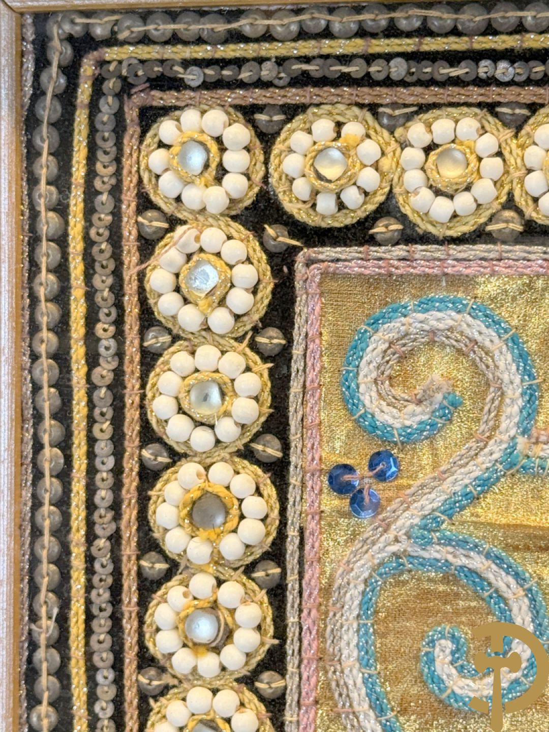 Groot Thais handgemaakt tafereel met boedhistische figuren en paradijsvogel