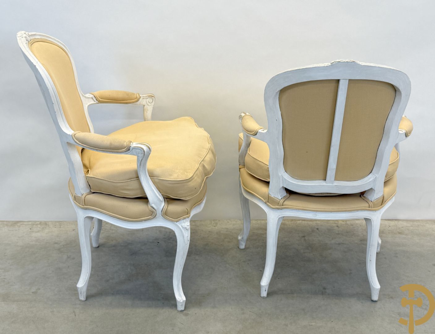 Paar wit gemonochromeerde Louis XV armzetels op voluutvormige poten + 1 andere