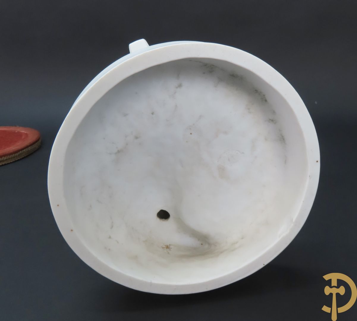 Paar grote witte biscuits van elegant koppel, onderaan gemerkt AM