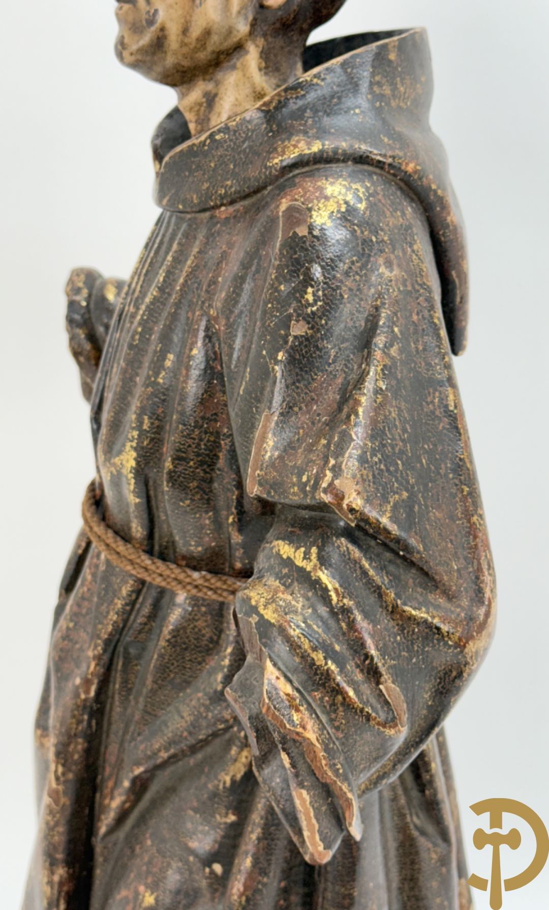 Gepolychromeerde houtsculptuur van Sint Antonius steunend met linkervoet op wereldbol