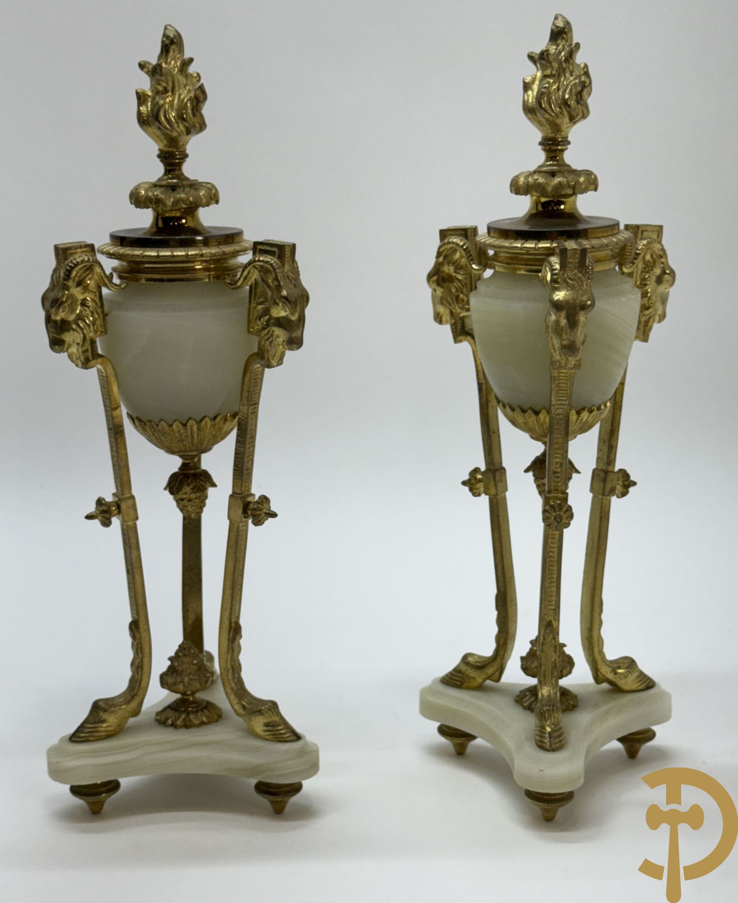 Paar vuurvergulde bronzen cassolettes met onix bezet met bokkepootjes en ramskoppen, bovenaan met flambeau