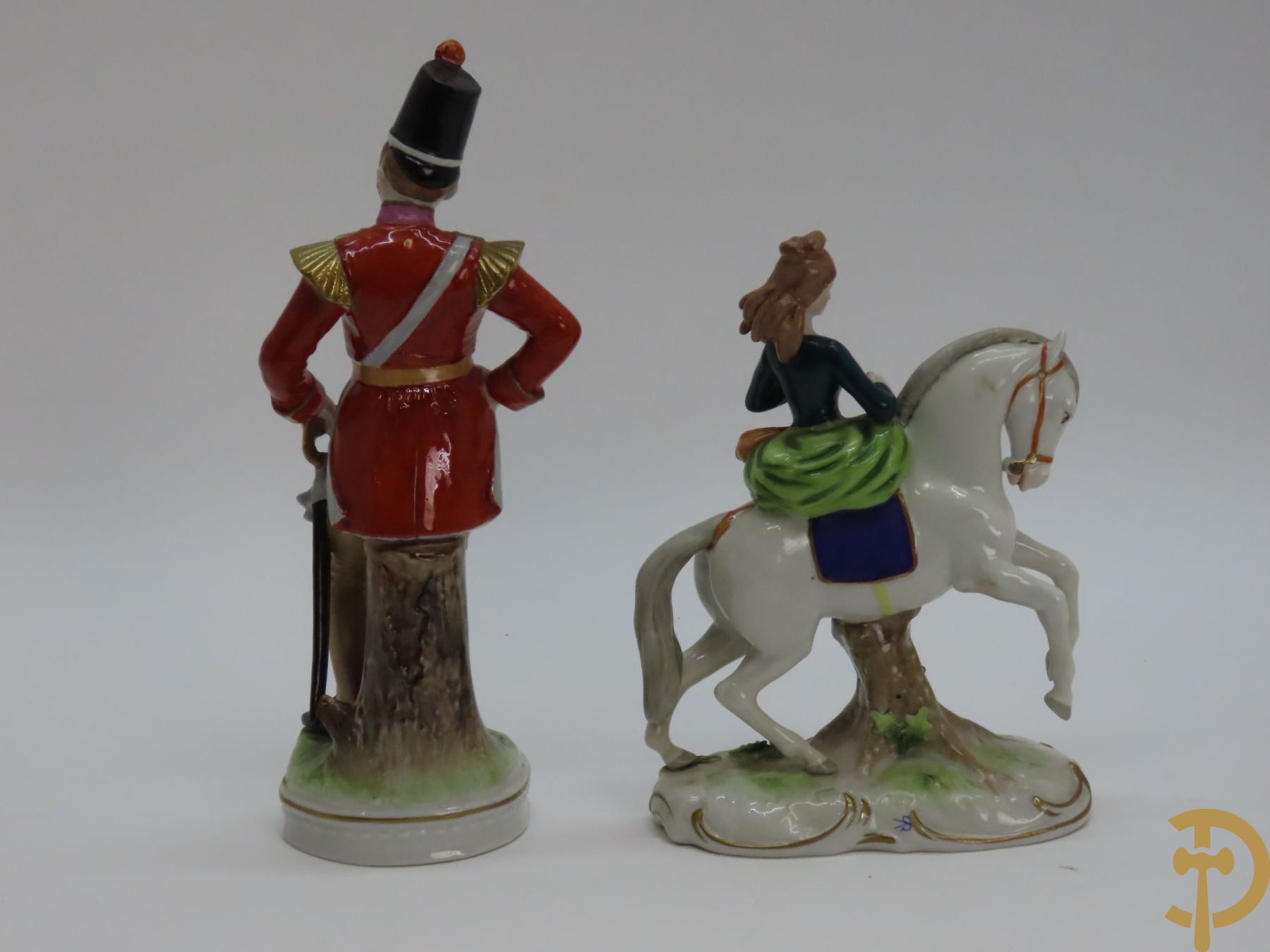 Twee 19e porseleinen Vieux Paris figuren van edelman met hoed en jager + porseleinen soldaat + Sax porseleinen dame te paard
