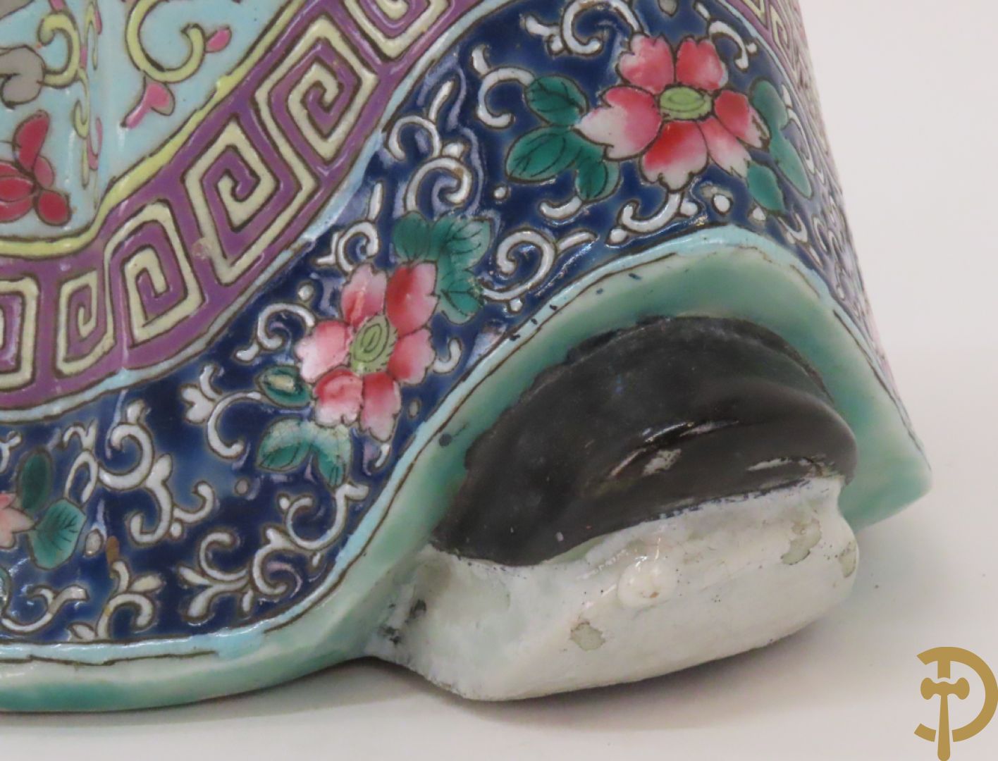 Chinese porseleinen wijsgeer dragende een kind