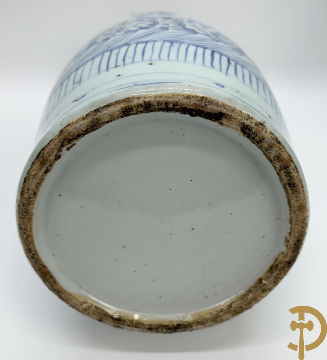 Paar blauw/witte Chinese porseleinen vazen met tekens en accanthusranken, 19e