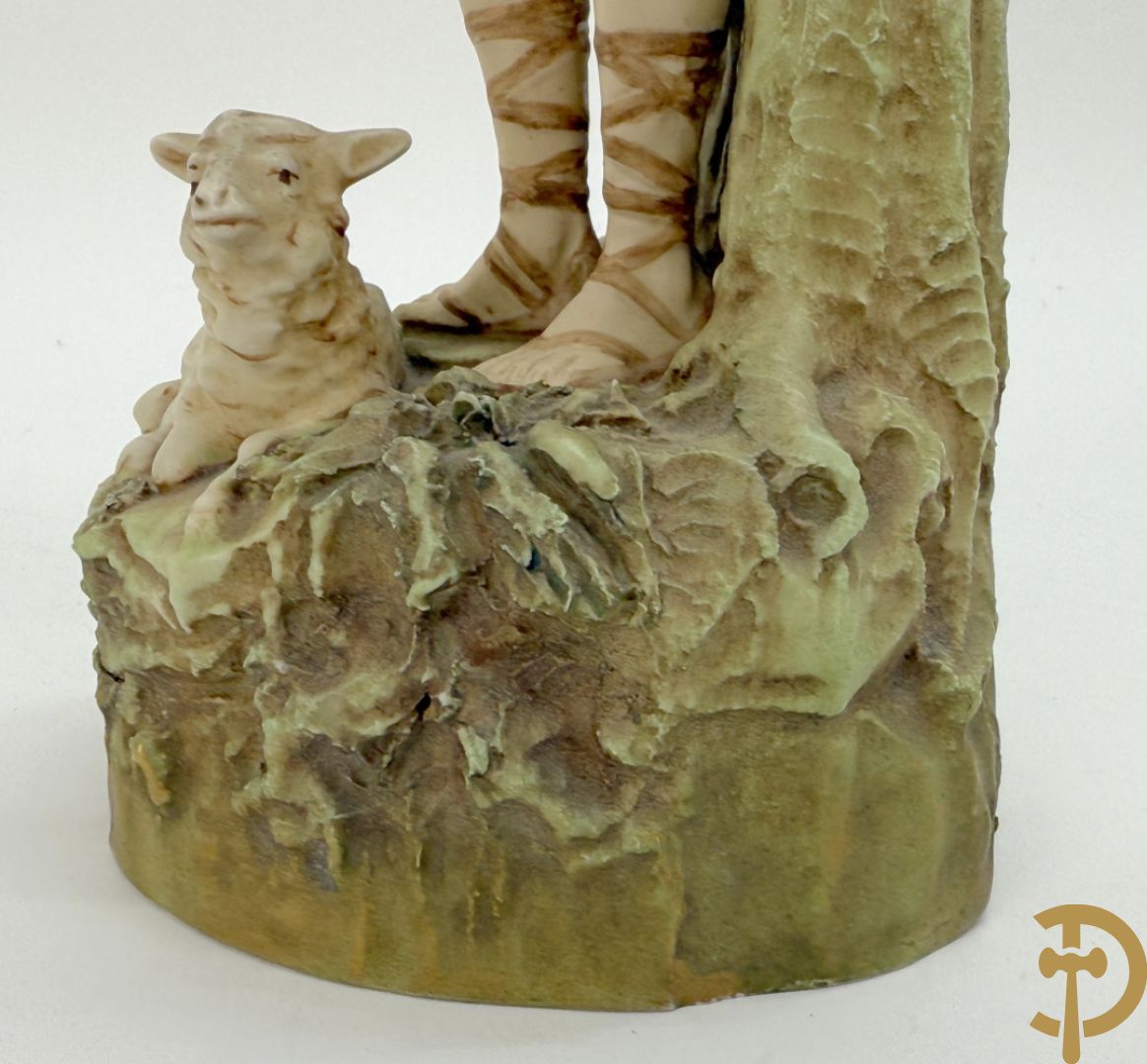 Herderspaar met ram in Royal Dux, onderaan gemerkt 351 en 352