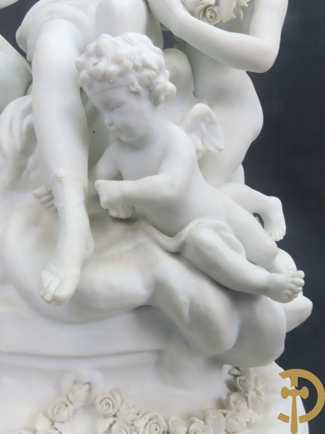 Porseleinen sierbeeld met 4 naakte dames en cupido bezet met bloemenkransen, Sèvres gemerkt