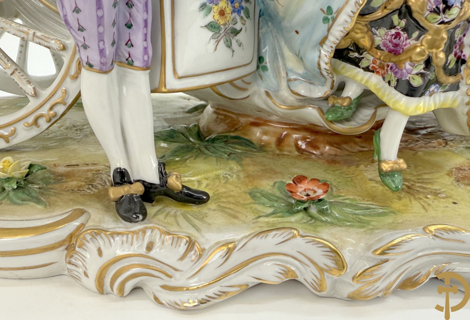 Porseleinen meerkleurige groep met koets, edeldame, lakei, ruiter en 2 paarden