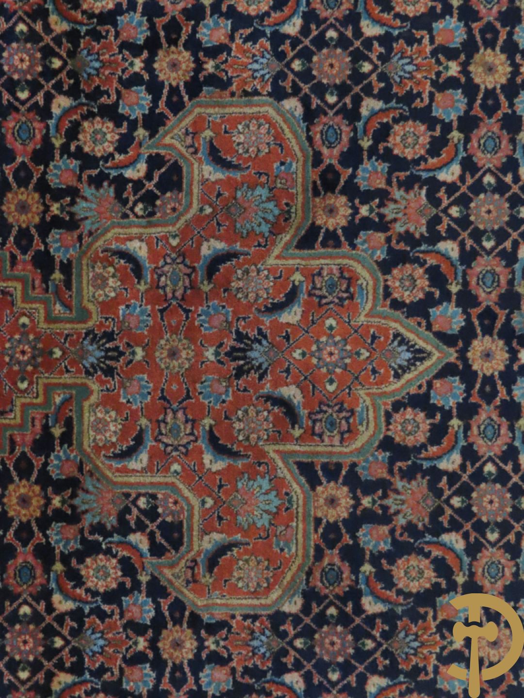 Oosters handgeknoopt tapijt met centraal decor op blauwe fond met bloemenmotieven