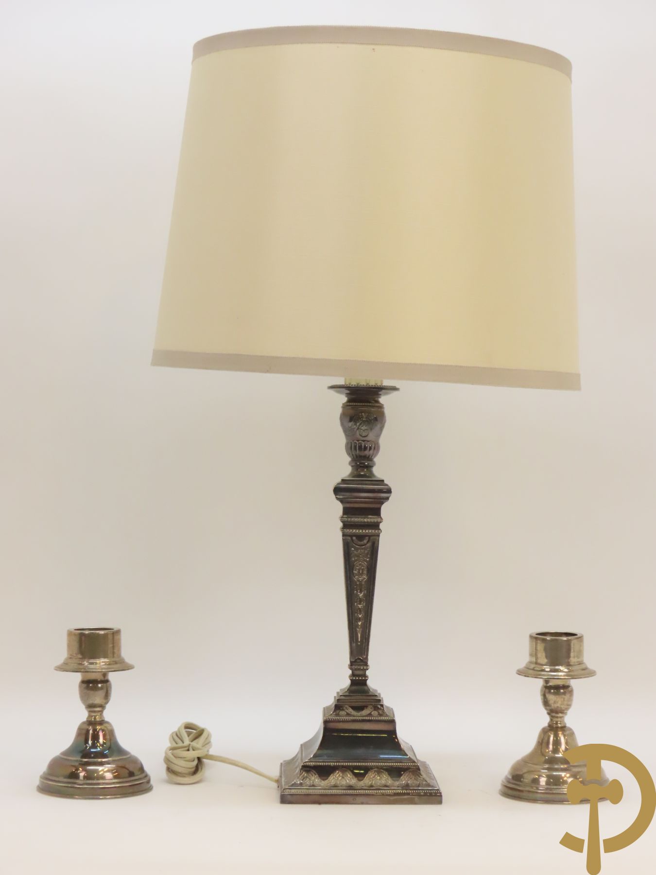 Massief zilveren kandelaar als lampadaire, 835 gemerkt, bezet met accanthusranken + 2 kleine massief zilveren kandelaars