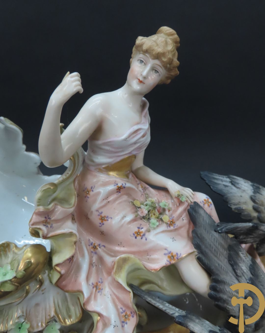 Meerkleurige porseleinen sierwagen slede met 3 dames voortgetrokken door 3 honden, onderaan gemerkt