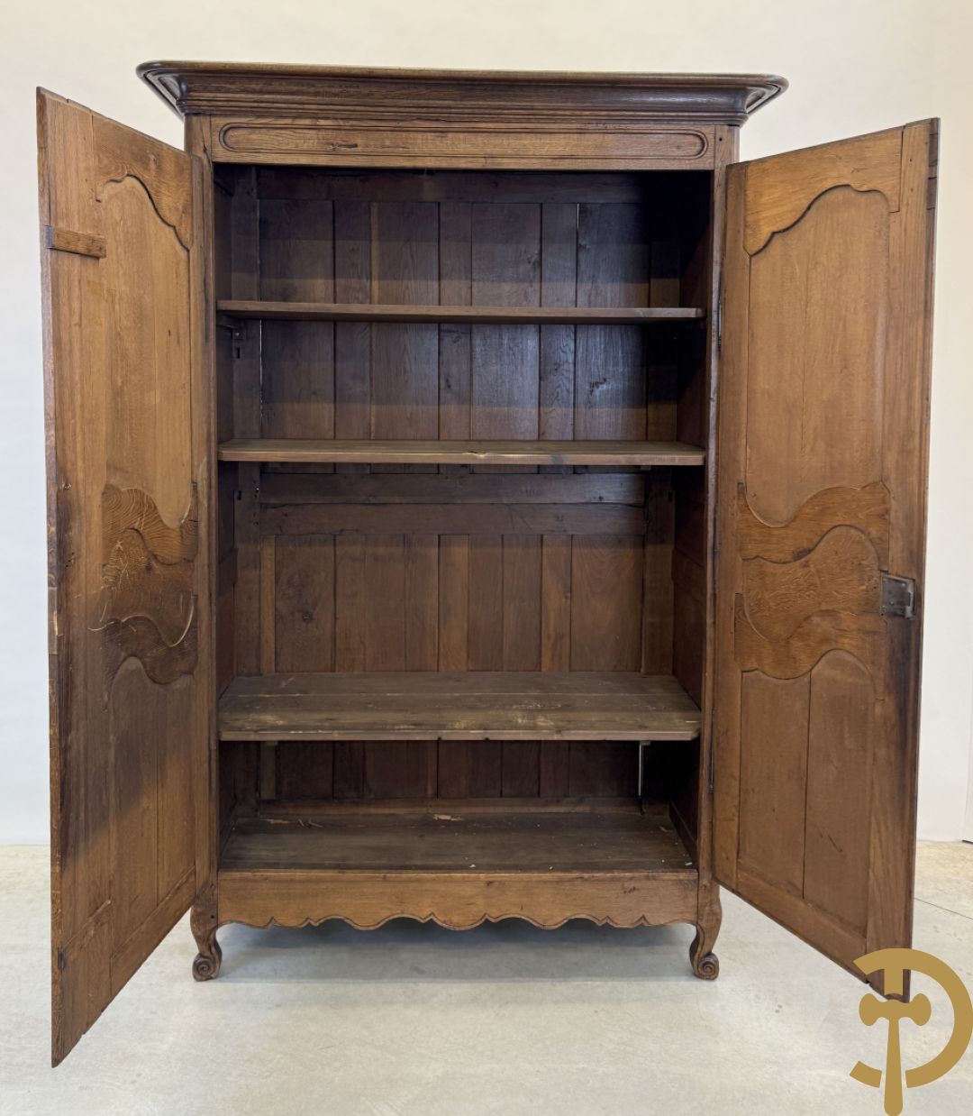 Massief eiken tweedeurskast met afgestoken panelen en gezwaaide moluren