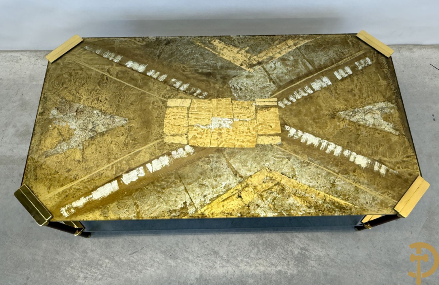 Vintage salontafel met geslepen glazen blad met bladgoud bewerkt op koperen voeten, Meersman Lucas getekend + 2 sidetables met geslepen glazen blad met bladgoud bewerkt op koperen voet, Meersman Lucas getekend + bijhorende lampadaire