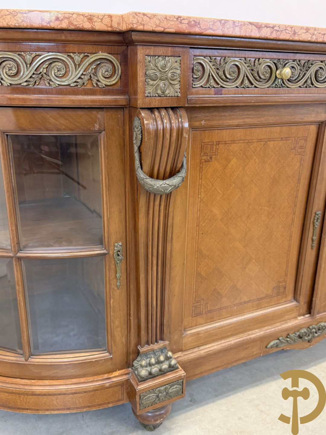 Art deco Decoene vierdeursdressoir in notelaar fineer met gebogen beglaasde deuren opzij en bezet met bronzen ornamenten - bovenaan met marmeren blad