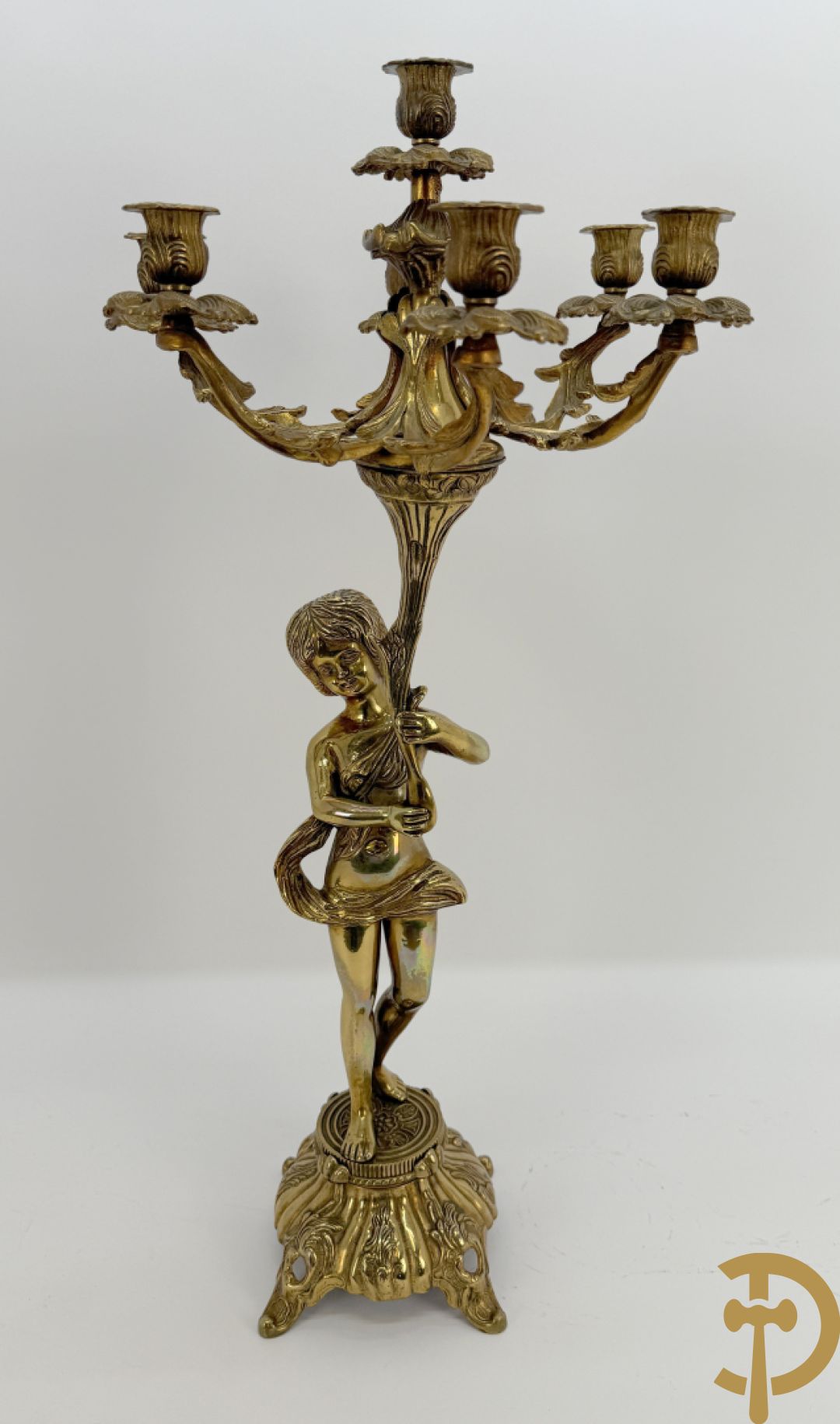 Paar koperen cassolettes bezet met ramskoppen dragende een cupido + koperen beeld van jongeman met zevenarmige kandelaar