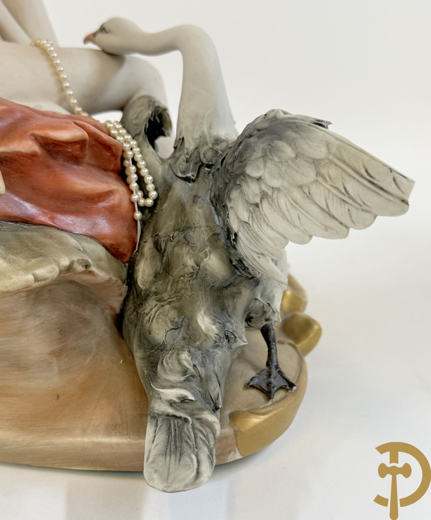 Italiaanse biscuitgroepen w.o. grote groep met 2 liggende naakte dames met zwaan, jongeman op rots, vioolspeler met edeldame, dame met kanten jurk en kinderen + Armani G. getekend 