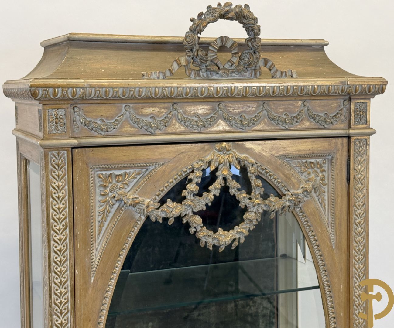 Vergulde ééndeursvitrine met geslepen ruiten, guirlandes en rocailles, bovenaan bekroond met bloemenkrans, Louis XVI stijl