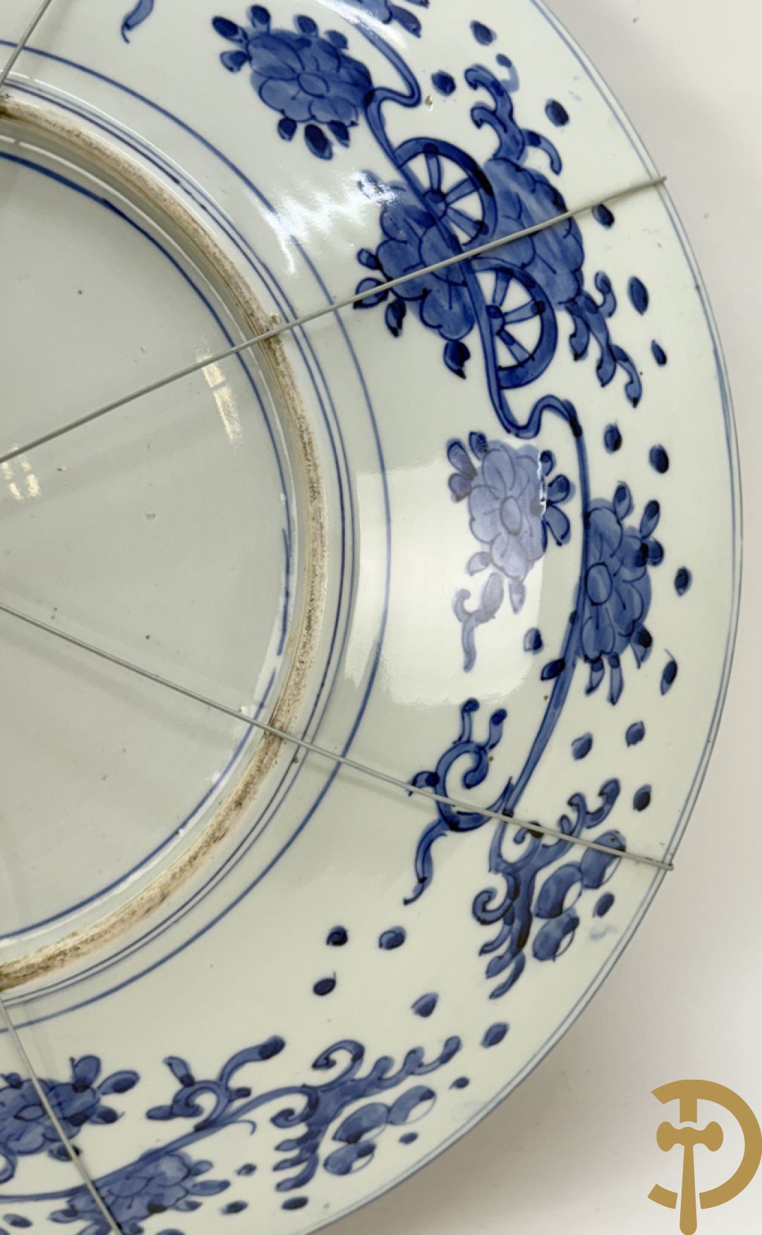 Grote Japanse Imari schotel met decor van draken, vissen en bloemen