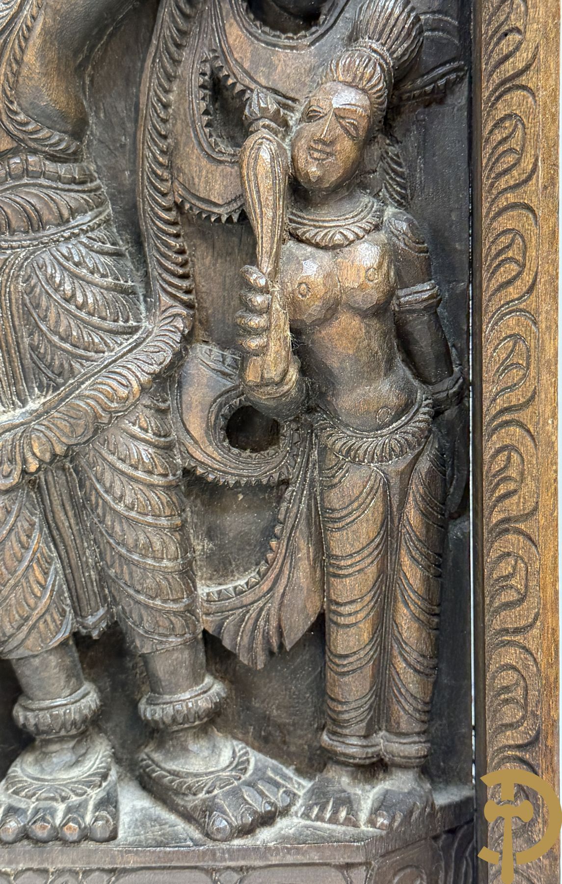 Paar Indische houtgesculpteerde basreliefs van geisha