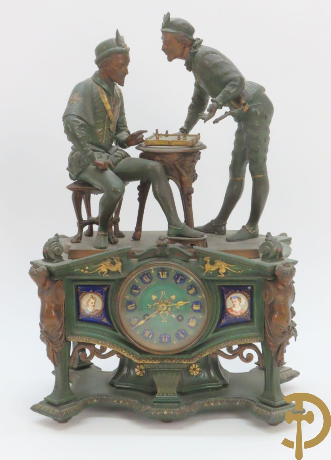 Driedelige kunstbronzen garnituur bestaande uit pendule met paar schakende edelheren, bezet met kariatiden - geflankeerd door paar driearmige kandelaars gehouden door 2 edelheren