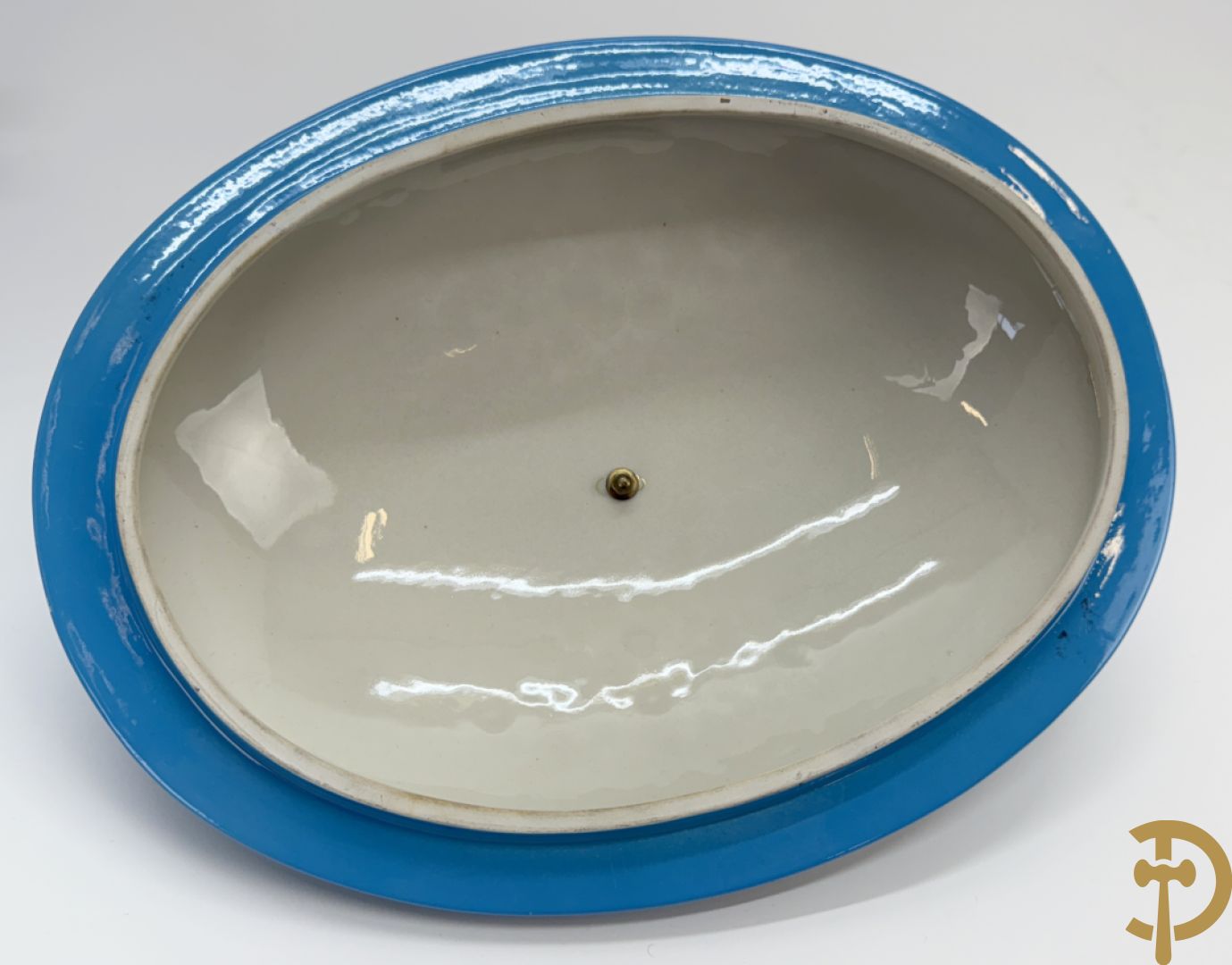 Hemelsblauwe dekselcoupe met decor van romantisch tafereel en bronzen ornamenten op onderschaal, ACF gemerkt