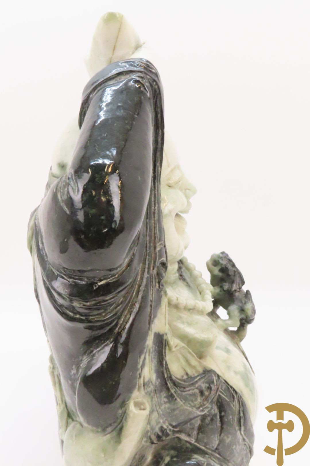 Zittende lachende boedha met kralenkrans en fo hond in gesculpteerde tweekleurige nefriet