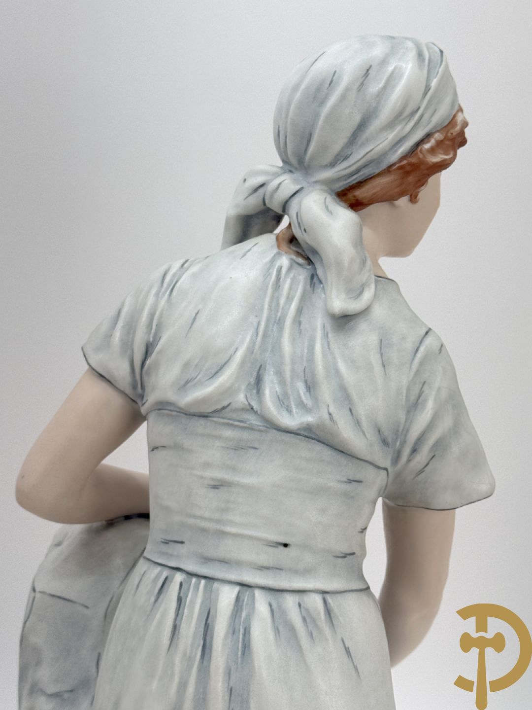 Paar Royal Dux beelden van koppel bij de waterbron, nummers 10563 en 10564