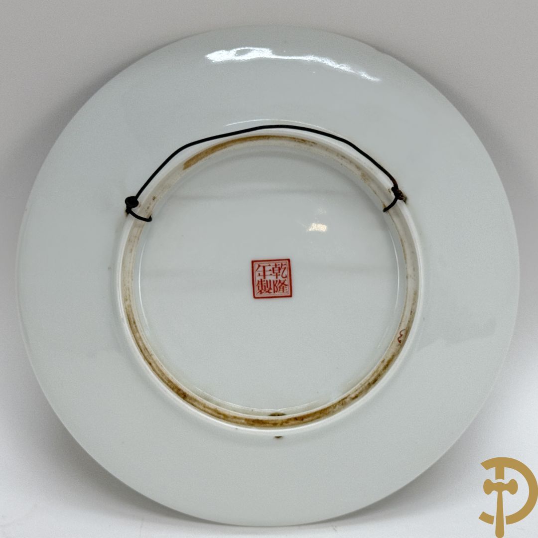 Paar porseleinen Chinese republieksbordjes met decor van dames in landschap