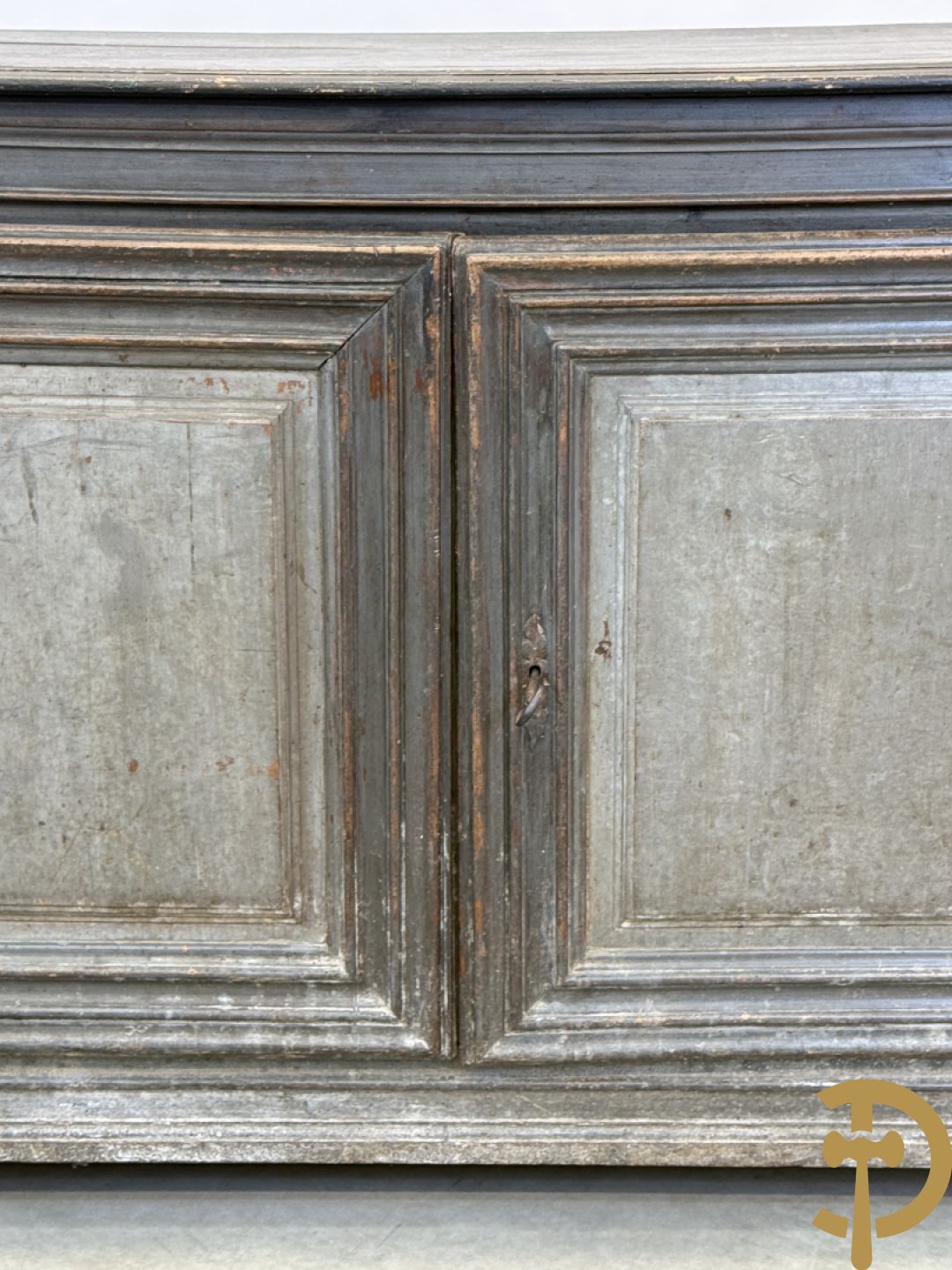 Gepatineerde tweedeursdresse met afgestoken panelen