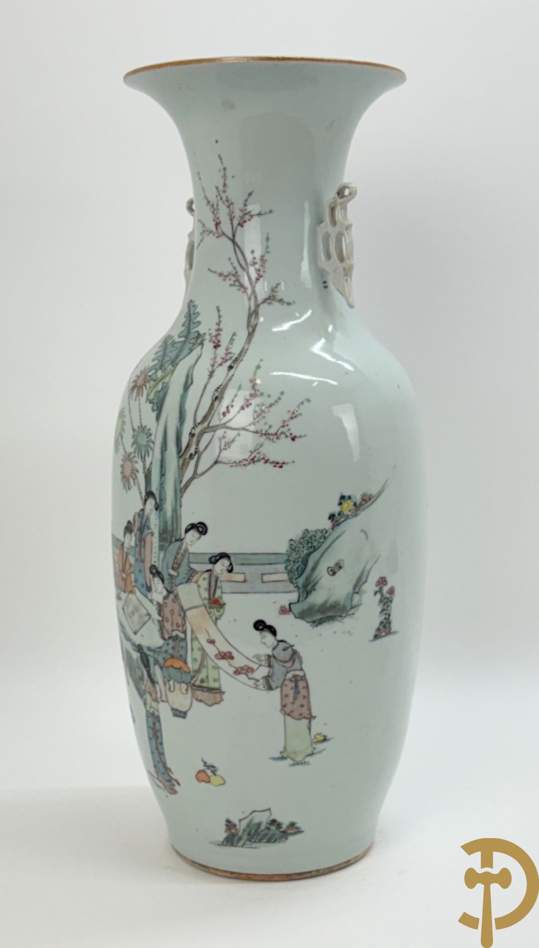 Chinese porseleinen vaas met decor van dames in landschap