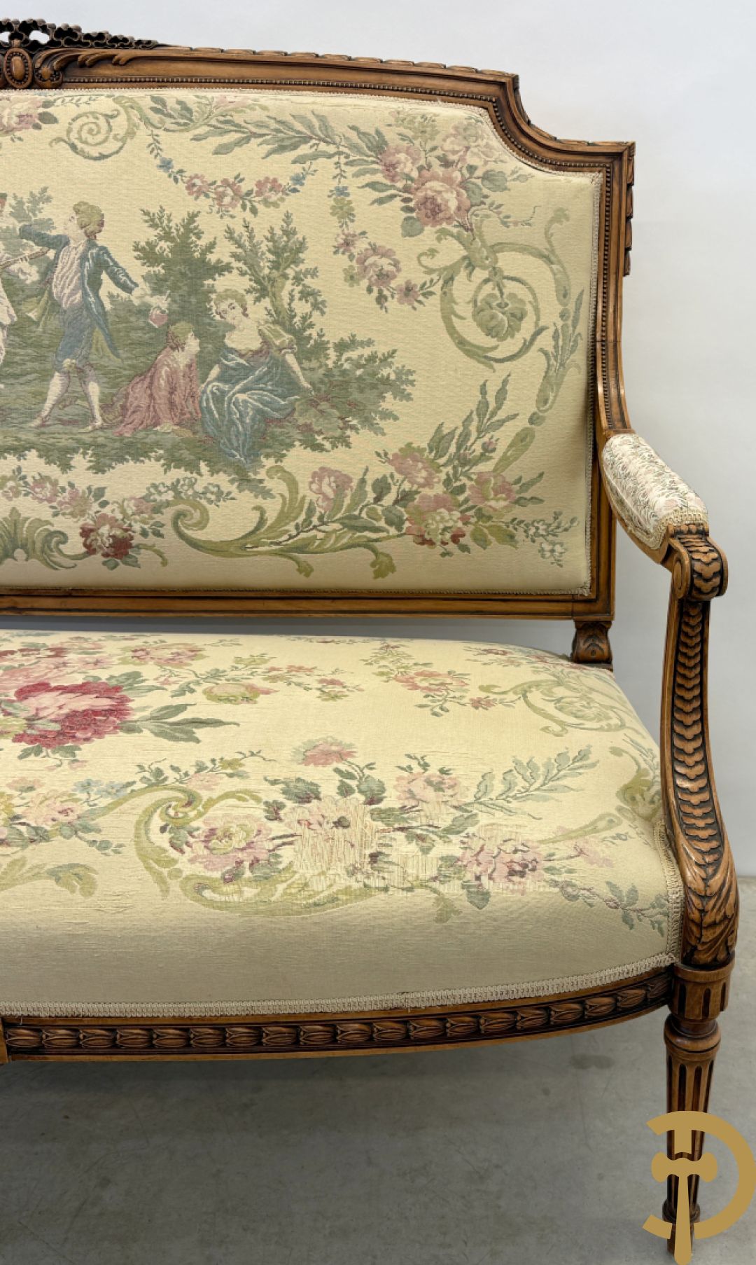 Vijfdelig notelaren Louis XVI salonensemble bestaande uit canapé, 2 armzetels en 2 stoelen