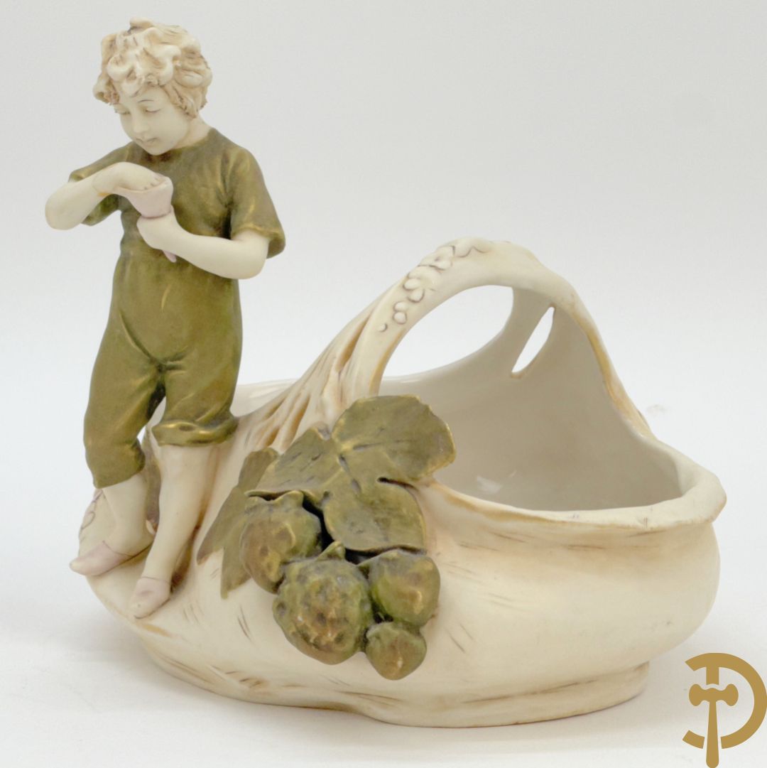 Royal Dux coupe met jongeman en fruitdecor, nummer 1248