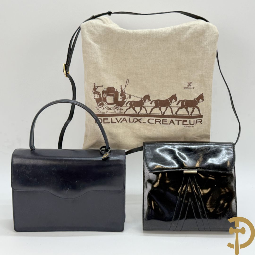 Blauwe lederen vintage Delvaux handtas + gelakte zwart lederen vintage Delvaux handtas met zak