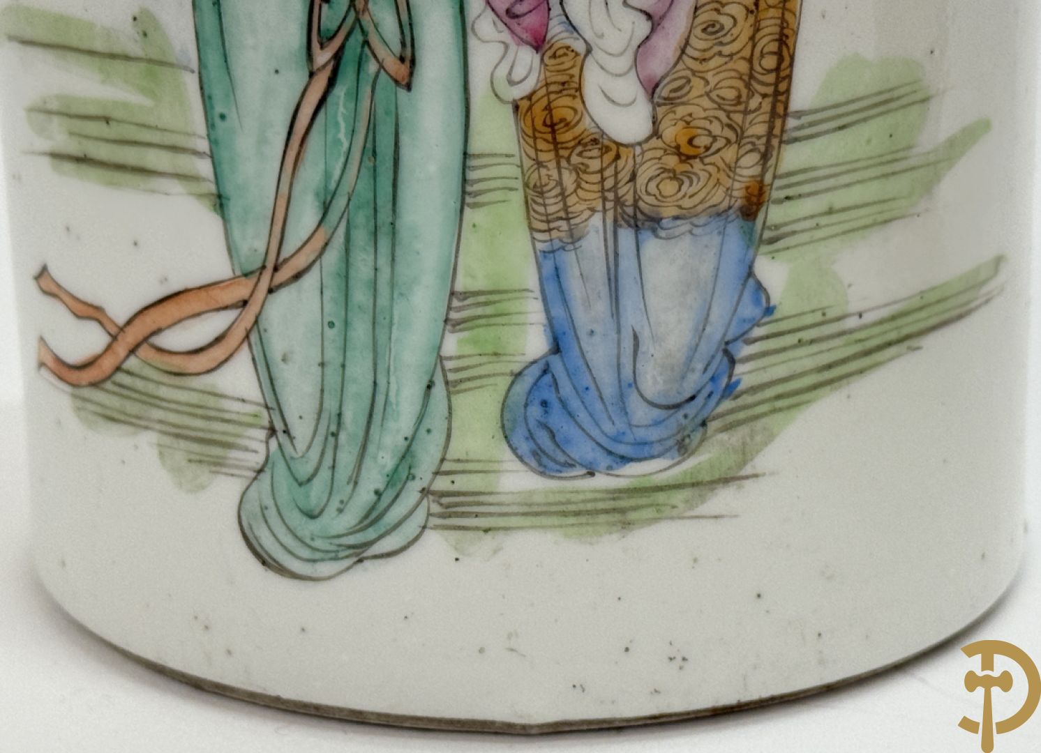 Chinese porseleinen rolvaas met damesdecor, getekend + Chinese porseleinen republieksvaas met damesdecor