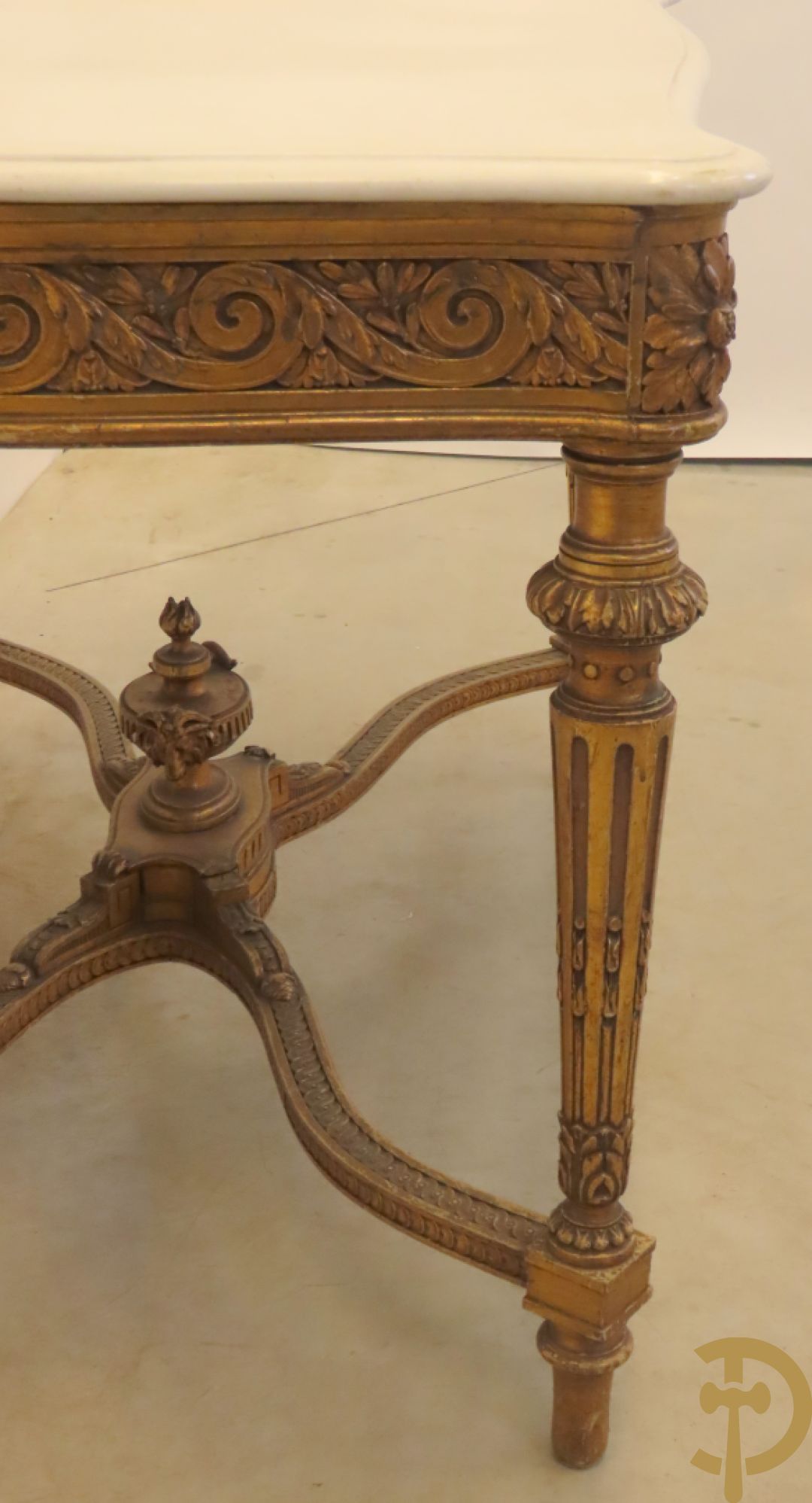 Vergulde salontafel met Louis XVI motieven op gecanneleerde poten