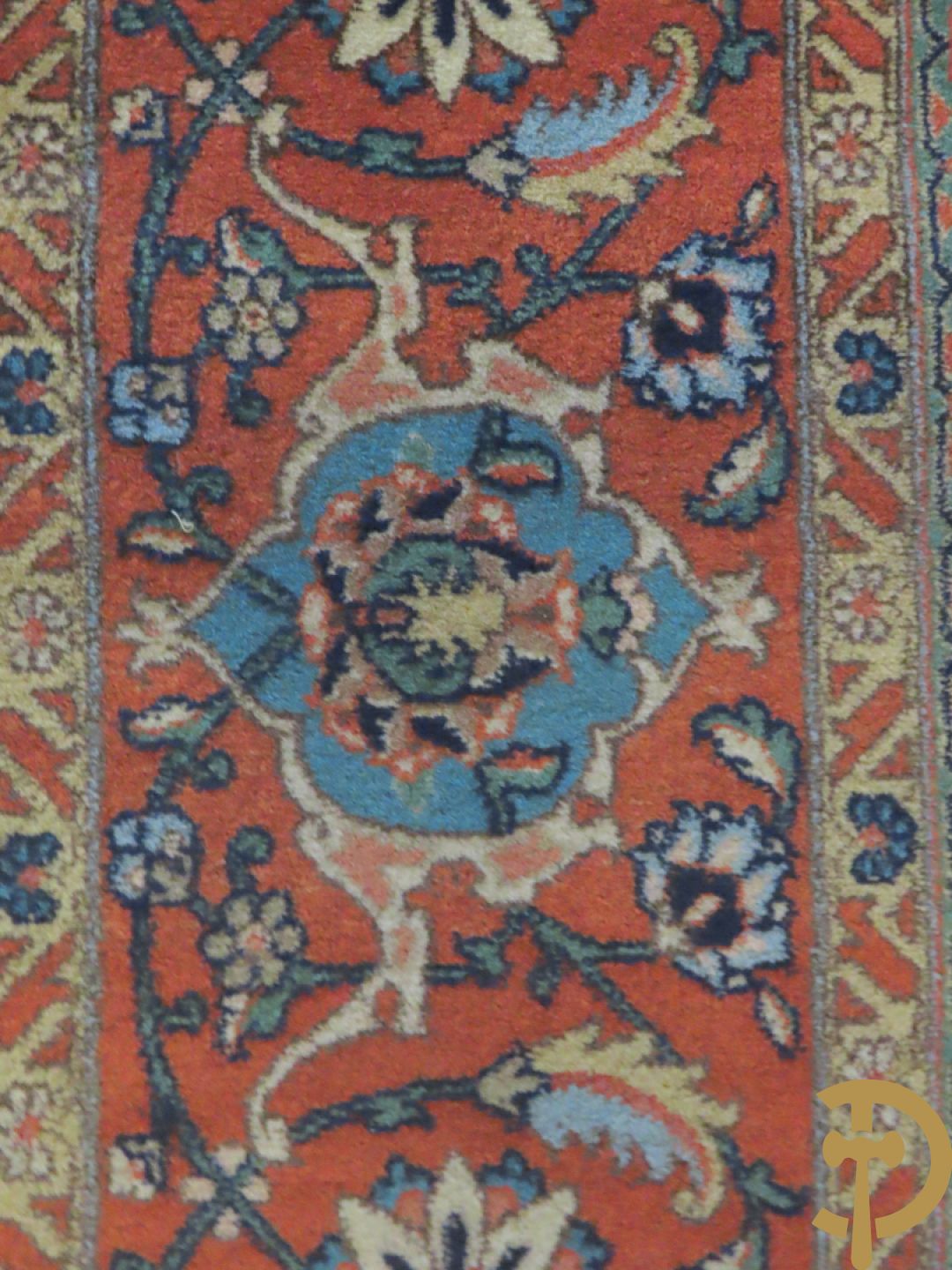 Oosters handgeknoopt tapijt met centraal decor op blauwe fond met bloemenmotieven