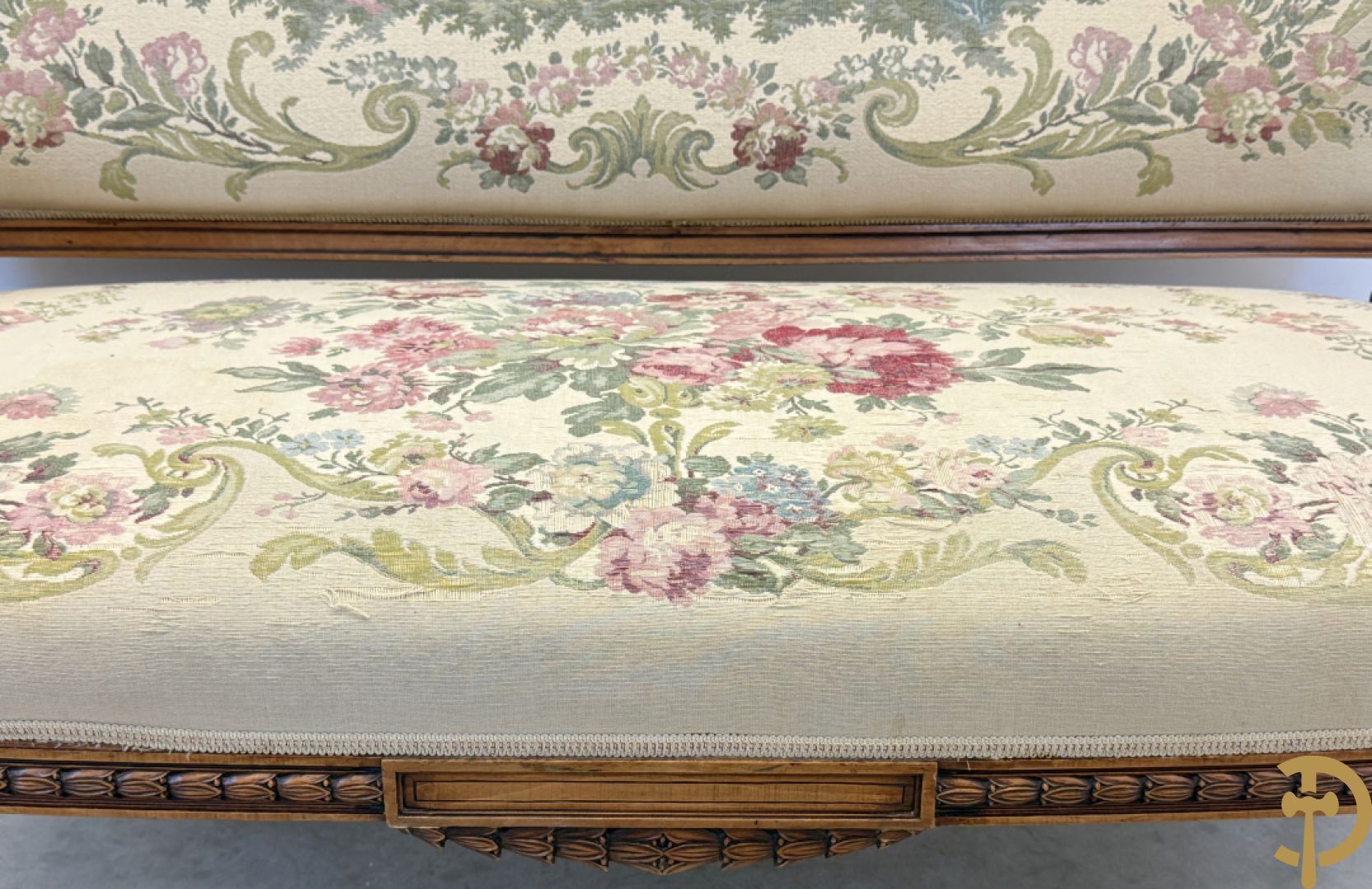 Vijfdelig notelaren Louis XVI salonensemble bestaande uit canapé, 2 armzetels en 2 stoelen